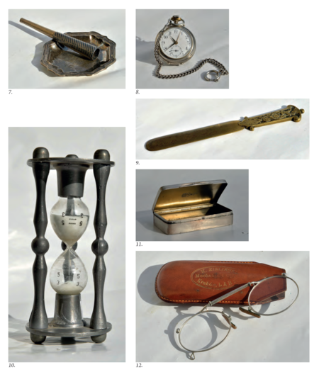 7. lulka do papierosów ze srebra niellowanego i złoconego tombaku położona na popielniczce platerowanej srebrem;
8. kieszonkowy zegarek ze srebrną dewizką, przystosowany do postawienia jako zegarek biurkowy;
9. nóż do papieru z lanego brązu;
10. klepsydra o konstrukcji cynowej ze szklanym korpusem wypełnionym drobnym piaskiem;
11. posrebrzane puzderko na karty wizytowe (wizytownik);
12. okulary binokle sprężynowe w futerale krakowskiej firmy Zieliński.
(Obiekty 1–2: Muzeum Uniwersytetu Jagiellońskiego, nr inw. 9436 i 9393; pozostałe obiekty ze zbiorów rodzinnych
Bożeny i Marka Sosenków, Antykwariat Antyki-Sosenko w krakowskim Rynku Głównym)
