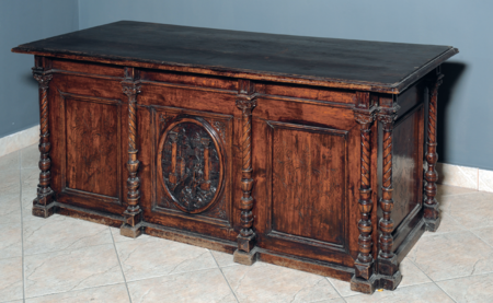 Biurko z herbem Podgórza na frontonie z gabinetu ostatniego prezydenta miasta Podgórza, Franciszka Maryewskiego, z początku XX wieku –
także i przy tym biurku z oporami dokonywał się ostatni akt tworzenia Wielkiego Krakowa, jakim było przyłączenie Podgórza do Krakowa,
w dyplomatycznej formule połączenia miast, przypieczętowany ostatecznie w 1915 roku (Dom Historii Podgórza, nr inw. DHP/IV/OP/2)