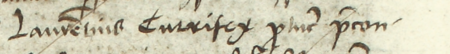 Z księgi miejskiej ławniczej Kleparza obejmującej lata 1499–1528: fragment wpisu z 1504 roku dotyczącego sprawy
przed ławą z udziałem Wawrzyńca stelmacha, wówczas burmistrza kleparskiego – zbliżenie zapisu imienia i funkcji
(Archiwum Narodowe w Krakowie, sygn. KL 1, s. 62)