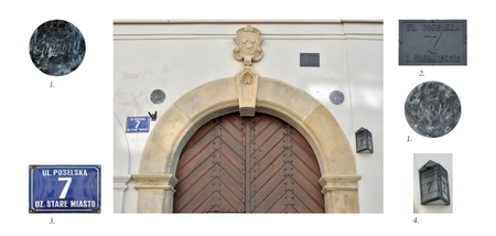 Portal dawnego dworu kanoników katedralnych (XIV–XIX w.) położonego przy ul. Poselskiej 7
oraz towarzyszące mu oznaczenia numerów orientacyjnych z różnych epok:
1. kamienne tabliczki z numerami gminy i domu – tę numerację gmin wprowadzono w 1815 r. (wdrożono
w 1816 r.), w tym też czasie tabliczki te musiały zostać wykonane i przywieszone, o ile są one tymi pierwotnymi,
a nie późniejszymi zamiennikami – ta numeracja gmin i domów aktualna była do roku 1858;
2. cynowa tabliczka orientacyjna z numerem dzielnicy katastralnej i orientacyjnym numerem według nowego ponumerowania
miasta wprowadzonego w 1881 r.; jak wcześniej wspomniano, wówczas także określono jednolite barwy
tabliczek dla całego miasta – prezentowana tu tabliczka była biała, z niebieskim otokiem, na niej czarne litery i cyfry;
3. emaliowana tabliczka z numerem orientacyjnym i nazwą śródmiejskiej dzielnicy administracyjnej w postaci
„Stare Miasto”, co wskazuje na czas obowiązywania w latach 1954–1972;
4. żeliwna lub stalowa tzw. latarenka adresowa z nazwą ulicy i numerem domu – latarenki te obowiązkowo towarzyszyły
metalowym tabliczkom orientacyjnym, od okresu międzywojennego ich kształt co do zasady utrwalił się
i przetrwał do naszych czasów.
Długowieczność i nawarstwianie się oznaczeń orientacyjnych to jedna z wartościowych cech wyróżniających domy–kamienice
nie tylko w najstarszej, ściśle staromiejskiej części Krakowa, lecz także w zabudowie młodszej, w tym XIX-wiecznej i przedwojennej.
Warto zauważać te małe relikty przeszłości.