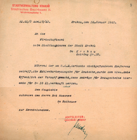 Z akt Starostwa Miejskiego Krakowskiego Różne zarządzenia Generalnego
Gubernatora i Starosty miejskiego przesłane do Urzędów Obwodowych w celu
zastosowania 1940–1944, Korespondencja Urzędów Obwodowych z Urzędem
Głównym, Sprawozdania z działalności 1944 rok pismo wewnątrzurzędowe
sporządzone w 1942 r. przez kierownika Olgierda Niedziałkowskiego
(Archiwum Narodowe w Krakowie, sygn. SMKr 77, s. 9–10)