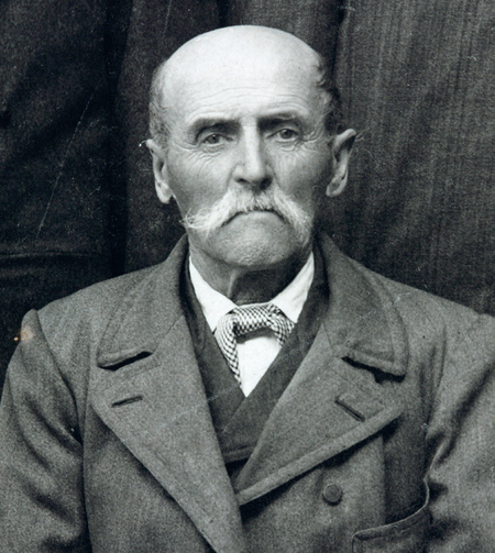 Kadr z portretu grupowego członków rady gminnej z około 1910 roku
(Archiwum Narodowe w Krakowie, sygn. MI 3-60)