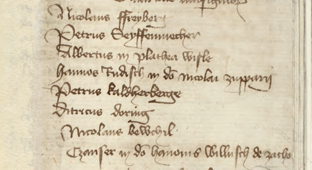 Z najstarszej księgi przyjęć do prawa miejskiego w Krakowie z lat 1392–1422 wpis z 1404 r.
z powołanymi na starszych Kwartału Garncarskiego
(Archiwum Narodowe w Krakowie, sygn. rkps 1420, s. 43)