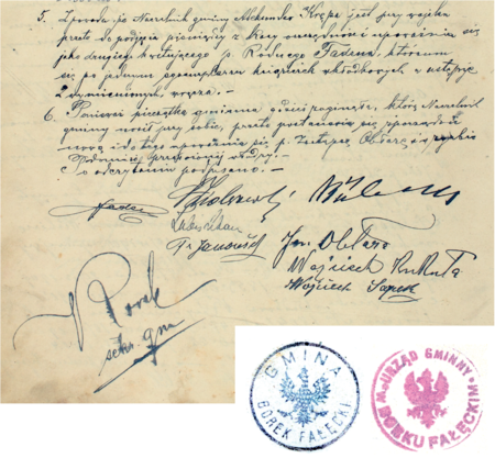 Pochodzący z 1915 roku końcowy fragment protokołu z posiedzenia Rady Gminy Borek Fałęcki. Dotyczy on sporządzenia nowej pieczęci gminnej
w związku z zaginięciem dotychczasowej, którą naczelnik gminy nosił przy sobie i która przepadła, być może w związku z tym, że ów naczelnik,
Aleksander Krępa, znalazł się przy wojsku, o czym także protokół powiadamia, i prawdopodobnie zabrał ją ze sobą na wojnę – oraz odciski dwóch
pieczęci: sporządzonej na przełomie lat 80. i 90. XIX wieku, przepadłej na przełomie lat 1914 i 1915 (o czym mowa w dokumencie) oraz nowej,
sprawionej gminie w miejsce zaginionej. Naczelnik Krępa wrócił z wojny i był naczelnikiem aż do 1930 roku; łącznie urząd sprawował przez 23 lata,
wliczając w to jego – jak wynika z innych dokumentów – niezbyt długą, wojenną służbę
(Archiwum Narodowe w Krakowie, sygn. 29/1078/2, s. 198; sygn. 20/1078/2, s. 38, 364)