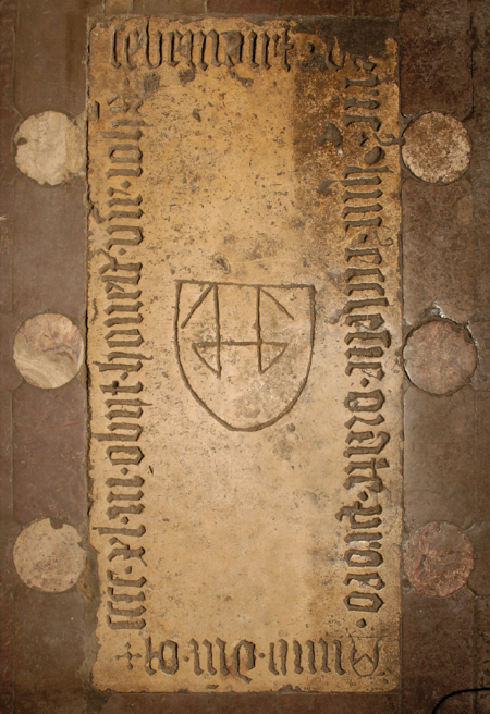 Gotycka płyta nagrobna z wapienia rajcy i burmistrza Jana Sebenwirta w posadzce kaplicy Matki Boskiej Ostrobramskiej
kościoła Mariackiego, wykonana po 1443 roku; w centralnej części gmerk mieszczański Sebenwirta