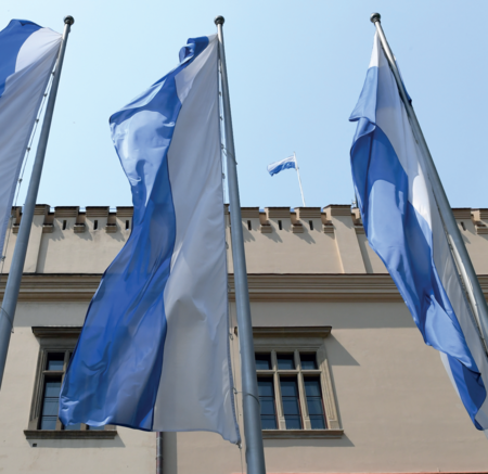 (175) Fragment dekoracji Pałacu Wielopolskich – siedziby władz samorządowych Krakowa, z okazji przypadającego na 5 czerwca 2019 r. Święta Miasta
Krakowa oraz Święta Flagi Miasta Krakowa (oba obchodzone dorocznie w tym samym terminie), ustanowionych uchwałą Rady Miasta Krakowa
w 2017 r. dla upamiętnienia aktu lokacji miasta 5 czerwca 1257 r. (z zasobów UMK)