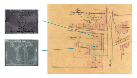 Przy pl. Matejki pod numerami 9 i 11 znajdują się budynki z tabliczkami orientacyjnymi jeszcze z XIX w., ale nadal prawidłowo
wskazującymi numerację, choć nazwa placu odmienna, a i nazwa dzielnicy także inna. Stojące tam dawniej domy od
roku 1859 miały odpowiednio numery 116 i 114 w dzielnicy katastralnej V Kleparz. Ta wschodnia część dawnego Rynku
miasta Kleparza nazywała się wówczas pl. Głównym. Z dniem 3 lutego 1881 r. wprowadzono nowe ponumerowanie domów
i nowy wzór tabliczek orientacyjnych (DzRMK 1881, nr 1, s. 2–3) – wówczas numery 116 i 114 zastąpiono numerami
9 i 11, a na nowych tabliczkach, zgodnie z wzorcem, podano nazwę „pl. Główny”. Już 6 listopada 1882 r. Rada Miasta przemianowała
pl. Główny na pl. Matejki (DzRMK 1882, nr 7), tabliczek jednak nie zmieniono, i to do dzisiaj. Wiemy zatem,
że tabliczki te powstały i zostały przywieszone po 3 lutego 1881 r., a przed 6 listopada 1882 r., liczą sobie zatem nieco ponad
135 lat i nadal służą. Powyżej mapka sytuacyjna z 1872 r. oraz omawiane tutaj tabliczki – na tabliczce z nr. 11 widoczne są
ślady białego tła wprowadzonego regulacją z 1881 r. (plan sytuacyjny: Archiwum Narodowe w Krakowie, sygn. Kr 7301, nlb)