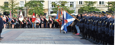 (160) Obchody 98. rocznicy wyzwolenia Krakowa spod władzy zaborczej – 28 października 2016 r., Rynek Główny; prezydent miasta Jacek Majchrowski
oddaje cześć chorągwi miasta (z zasobów UMK)