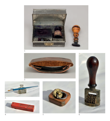 Z biurka urzędnika magistrackiego z przełomu wieków XIX i XX:
1. przybornik do pieczątek z blachy żelaznej cynowanej i miedzi wytłaczanej francuskiej firmy H & F; w komplecie: poduszka do tuszu,
buteleczka po fioletowym tuszu do pieczątek firmy Tintenfabrikś Eduard Beyer z Chemitz w Saksonii, pieczątka z mosiężnym stemplem
i drewnianym trzonkiem oraz pędzelek do czyszczenia pieczątki;
2. bibularz – bibuła, blacha cynowa, papier, skóra tłoczona;
3. szklany kałamarz i obsadka ze stalówką;
4. laska czerwonego laku firmy Iskra (później Iskra i Kamiński);
5. mosiężna pieczątka w drewnianym łożu do wyciskania numeru identyfikacyjnego, m.in. dla zakładania plomb urzędowych;
6. mosiężny datownik z drewnianym uchwytem;
