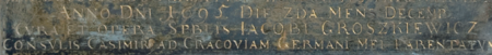 Epitafium z czarnego marmuru wystawione w roku 1695 w kościele Bożego Ciała przez rajcę Jakuba Stanisława Groszkiewicza
swoim bliskim: Stanisławowi Groszkiewiczowi, Reginie Urbanowicównie i Andrzejowi Aleksandrowi Groszkiewiczowi
– oraz zbliżenie herbu Samson i fragmentu tekstu upamiętniającego fundatora