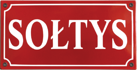 Tabliczka na siedzibę sołtysa, do mocowana na jego domu mieszkalnym – według wzoru praktykowanego w okresie
powojennym. I tradycja, i obowiązek wywieszania tego rodzaju informacji były o wiele starsze, tu przywołajmy zapis
§ 12 rozporządzenia Rady Ministrów z dnia 25 marca 1958 roku w sprawie zasad i trybu wyboru, zakresu działania
oraz praw i obowiązków sołtysa (Dz.U. 1958, Nr 15, poz. 67): Przed mieszkaniem sołtysa powinna się znajdować
tablica z napisem „Sołtys” oraz tablica do wywieszania ogłoszeń
(ze zbiorów prywatnych)