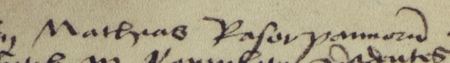 Fragment dokumentu wydanego w 1452 roku w Krakowie, w którym rajcy kleparscy, z rajcą Maciejem postrzygaczem
w składzie, oświadczyli, że Jan Zakrzowski (nr 11) sprzedał na wyderkauf dom wraz z ogrodem za 13 złotych florenów węgierskich
Maciejowi z Łabiszyna, dziekanowi i kanonikowi kolegiaty św. Floriana, za pieniądze z legatu uczynionego przez
Mikołaja Kozłowskiego, profesora teologii – zbliżenie zapisu imienia i urzędu
(Archiwum Uniwersytetu Jagiellońskiego, sygn. dok. perg. 136)