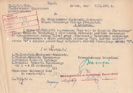 Z akt prezydialnych dokument z roku 1951 – podpisane przez przewodniczącego Prezydium
Miejskiej Rady Narodowej Marcina Waligórę przeniesienie dotychczasowego kierownika Urzędu
Obwodowego VIII Włodzimierza Pietruszki na stanowisko referenta podatków terenowych
(Archiwum Zakładowe Urzędu Miasta Krakowa)