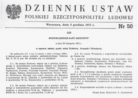 47
wierzchni (przed województwem miejskim łódzkim, zaraz
za województwem stołecznym warszawskim).
Wracając do roku 1972: w ramach przygotowań do zastąpienia
gromad nowymi, większymi gminami, całkowitej
likwidacji szczebla powiatowego (w tym krakowskiego
i sąsiadujących z nim) oraz wprowadzenia w miejsce dotychczasowego
województwa krakowskiego nowej konstrukcji
w postaci województwa miejskiego, zakreślano
granice wprowadzanych nowych gmin przy jednoczesnym
wzmocnieniu terytorialnym samego Krakowa, mającego
być województwem, ale o pomniejszonej powierzchni. To
w tym właśnie tkwi źródło centralnej decyzji o zwiększeniu
jego terytorium oraz wykonawcze zakreślenie granic
w korelacji z nowo tworzonymi przy granicach miasta innymi
gminami.
Poszerzenie granic Krakowa w 1972 roku ze skutkiem
prawnym od 1 stycznia 1973 roku było więc wpisane
w ogólnopaństwową, zasadniczą reformę podziału administracyjnego
kraju, a w ślad za tym sprawowania władzy
i administracji państwowej.
Pełny tekst rozporządzenia Rady Ministrów z 30 listopada 1972 roku w sprawie zmiany granic miasta Krakowa,
Poznania i Wrocławia, opublikowanego w Dzienniku Ustaw z 1972 roku, Nr 50, poz. 323
(z zasobów Urzędu Miasta Krakowa)