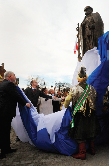 (130–134) Barwy miasta na okolicznościowych wstęgach, szarfach i przysłonach – tu przykłady
ukazujące kolejno: na s. 122 od góry: w 2005 r. – odsłonięcie tablicy pamiątkowej
na fasadzie domu, w którym mieszkał noblista Czesław Miłosz, w 2016 r. – wieniec pogrzebowy
Andrzeja Wajdy, w 2015 r. – nadanie jednemu ze skwerów imienia prof. Władysława
Bartoszewskiego; na s. 123: w 2008 r. – odsłonięcie pomnika marszałka Józefa Piłsudskiego;
na s. 124: w 2015 r. – odsłonięcie pomnika prezydenta Juliusza Lea (z zasobów UMK)