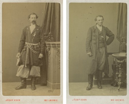 Dwaj podkrakowscy naczelnicy gmin – wójtowie w fotograficznym atelier w stołecznym dla Galicji Lwowie:
Maciej Waligóra, wójt Woli Justowskiej około roku 1880 – vide s. 528, oraz jego sąsiad przez wieś Łobzów,
Stanisław Chwastek, wójt Krowodrzy w latach 1871–1873, 1881 i 1883–1885 – por. Poczet 2013, s. 819
(Muzeum Etnograficzne w Krakowie, nr inw. MEK 57357-37; nr inw. MEK 57357-33)