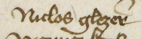 Z księgi ławniczej obejmującej lata 1419–1430 strony 62–63 z wpisem z roku 1422, dotyczącym wyboru nowej rady
miejskiej; przy imieniu Mikołaja Glezera widnieje późniejszy dopisek informujący, że został on wybrany w roku następnym,
w środę, dzień po Oczyszczeniu Panny Marii, które jest świętowane 2 lutego – oraz powiększenie zapisu imienia
(Archiwum Państwowe w Krakowie, sygn. rkps 5, s. 62–63)