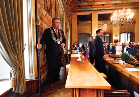 (393) Po ukonstytuowaniu się Rady Miasta VIII kadencji insygnium przejął władzę nowo wybrany przewodniczący Dominik Jaśkowiec – tu otwiera
5 czerwca 2019 r. uroczystą sesję Rady z okazji Święta Miasta Krakowa (w kolejną rocznicę Wielkiej Lokacji Krakowa dokonanej 5 czerwca 1257 r.)
oraz wręczenia dyplomu honorowego obywatela Miasta Krakowa prof. Antoniemu Dziatkowiakowi (z zasobów UMK)