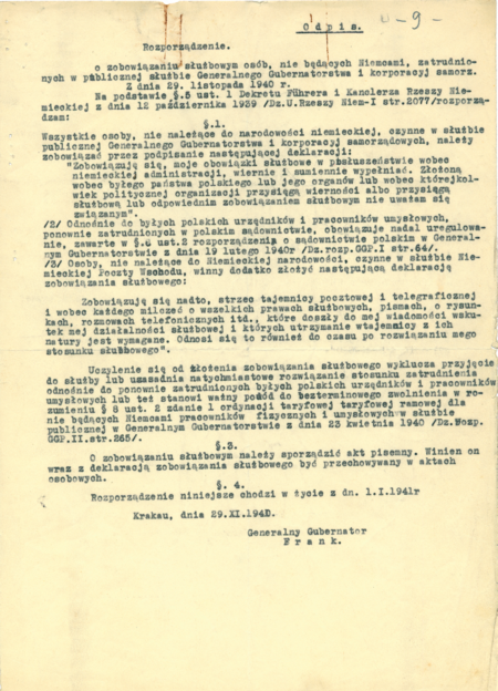 Odpis rozporządzenia z 1940 roku o zobowiązaniu służbowym osób niebędących Niemcami, zatrudnionych w publicznej służbie Generalnego
Gubernatorstwa i korporacjach samorządowych – tu formuła specjalnej deklaracji lojalnościowej względem władz okupacyjnych; sołtysi
gromad byli na etatach w gminach zbiorczych i przed tym dylematem złożenia „lojalki” stanęli na równi z innymi polskimi urzędnikami, tak
w gromadach, gminach, w starostwie czy w krakowskim Magistracie, jak i na terenie całego Gubernatorstwa
(Archiwum Narodowe w Krakowie, sygn. 29/1077/5, s. 9)