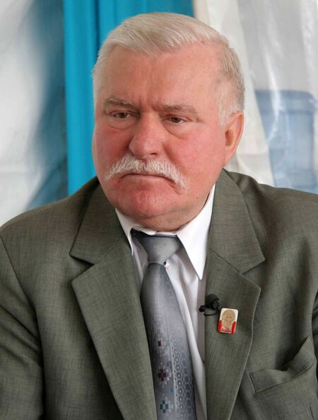 laureat
Pokojowej Nagrody Nobla z 1983 r., HO Krakowa w 1990 r.
