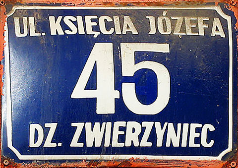 39a. Na planach Krakowa z lat 1957 oraz 1979 tabliczki orientacyjne odzwierciedlające zmienny podział administracyjny miasta w zasadniczej części drugiej połowy XX w. I tak:
• na pierwszym z prezentowanych planów tabliczki obowiązujące w latach 1954–1972, gdy Kraków podzielony był na 6 dzielnic administracyjnych, uwidocznionych na tych tabliczkach (dzielnice nie miały wówczas swojej numeracji);