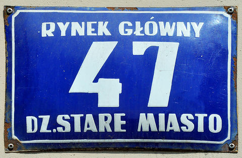Fot. 39b. Na planach Krakowa z lat 1957 oraz 1979 tabliczki orientacyjne odzwierciedlające zmienny podział administracyjny miasta w zasadniczej części drugiej połowy XX w. I tak:
• na pierwszym z prezentowanych planów tabliczki obowiązujące w latach 1954–1972, gdy Kraków podzielony był na 6 dzielnic administracyjnych, uwidocznionych na tych tabliczkach (dzielnice nie miały wówczas swojej numeracji);
