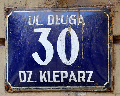 Fot. 39c. Na planach Krakowa z lat 1957 oraz 1979 tabliczki orientacyjne odzwierciedlające zmienny podział administracyjny miasta w zasadniczej części drugiej połowy XX w. I tak:
• na pierwszym z prezentowanych planów tabliczki obowiązujące w latach 1954–1972, gdy Kraków podzielony był na 6 dzielnic administracyjnych, uwidocznionych na tych tabliczkach (dzielnice nie miały wówczas swojej numeracji);