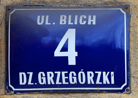 Fot. 39e. Na planach Krakowa z lat 1957 oraz 1979 tabliczki orientacyjne odzwierciedlające zmienny podział administracyjny miasta w zasadniczej części drugiej połowy XX w. I tak:
• na pierwszym z prezentowanych planów tabliczki obowiązujące w latach 1954–1972, gdy Kraków podzielony był na 6 dzielnic administracyjnych, uwidocznionych na tych tabliczkach (dzielnice nie miały wówczas swojej numeracji);
