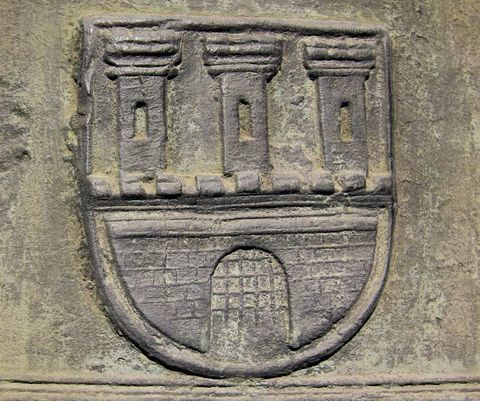 (003) Najstarsza zachowana postać herbu Krakowa
– mierzący sobie 11,5 cm wysokości relief z klosza dzwonu
Królewskiego (Tenebrata) z kościoła Mariackiego w Krakowie,
z jego wieży południowej, niższej, odlanego
ok. roku 1388 z fundacji Władysława Jagiełły, być może
przy udziale krakowskiej Rady Miejskiej – cały dzwon
zob. aneks (reprodukcja ze zbiorów ABM)