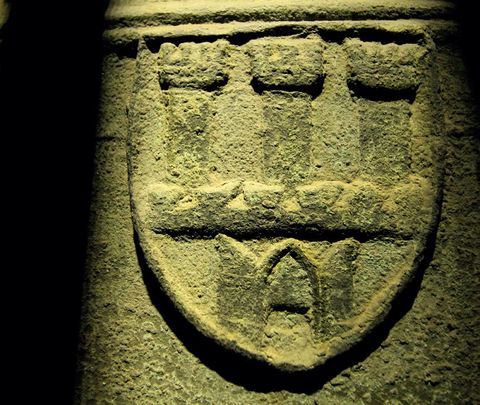 (004) Najstarsza zachowana postać herbu Krakowa,
w którym otwarta brama wyposażona jest w podwoje
– mierzący sobie 10 cm relief z klosza dzwonu Rycerskiego
(Półzygmunta) z kościoła Mariackiego w Krakowie, odlanego
w roku 1438, ufundowanego przez możnowładców
z Zygmuntem Oleśnickim na czele – cały dzwon zob. aneks
(reprodukcja ze zbiorów ABM)