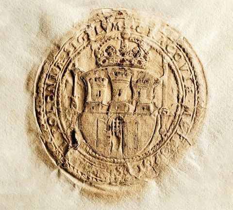 (013) „Uszlachetniające” herb miasta symbole w postaci berła
i miecza (po bokach tarczy) – nie przyjęły się one, natomiast
na trwałe wszedł do użycia zastosowany tu po raz pierwszy
kształt tarczy herbowej. Ta miejska pieczęć powstała
z końcem XVI w.; tu jej odcisk z dokumentu wystawionego
w 1606 r. (ANK, sygn. perg. 730)