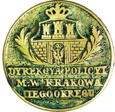 (018) Herb Krakowa i jednocześnie całej Rzeczypospolitej
Krakowskiej na pieczęci Dyrekcji Policji Wolnego Miasta
Krakowa, powołanej do życia w 1827 r., co pozwala w sposób
przybliżony datować tę pieczęć – tu zwierciadlane odbicie jej
stempla (ANK, sygn. T 8)