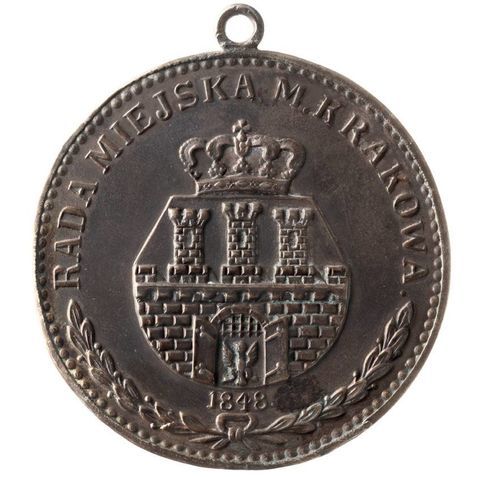 (022) Po zmianie ustrojowej herb Krakowa na odznace
Rady Miejskiej Miasta Krakowa (noszonej na wstążce)
powołanej do życia w 1848 r. po upadku Wolnego Miasta
Krakowa i włączeniu miasta w granice cesarstwa austriackiego;
widoczna tu kontynuacja specyficznej stylistyki
w kształcie tarczy herbowej, sięgającej roku 1816
– zob. il. 017–021 (MK, nr inw. MHK 2593/III)