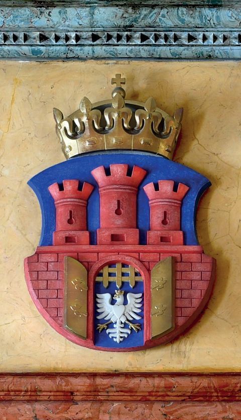 (576) Rok 2004 – herb według wzoru wprowadzonego
w 2002 r. umieszczony we foyer Sali Obrad
(z zasobów UMK)