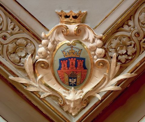 (577) Druga połowa XX w. – sufitowa dekoracja
z herbem miasta w gabinecie prezydenta miasta
(ze zbiorów UMK)