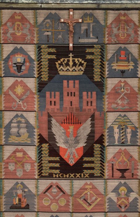 (578) Rok 1928 – darowany Radzie Miejskiej przez krakowskich rzemieślników kilim do Sali
Obrad, z herbem Krakowa oraz godłami cechowymi; zdobi salę do dziś (z zasobów UMK)