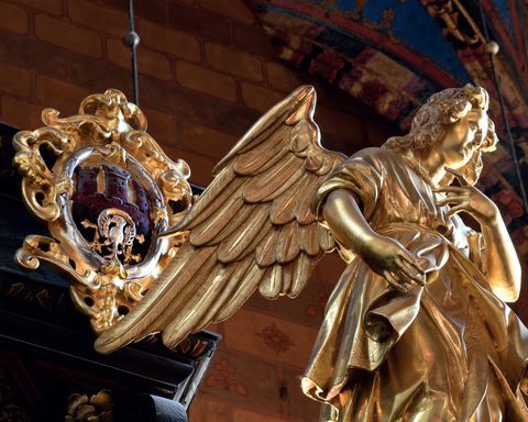 (595) Koniec XVI w. – fragment zwieńczenia stalli
radzieckich z herbem Krakowa w Bazylice Mariackiej
(udostępnione przez Bazylikę Mariacką)