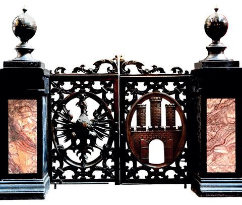 (596) Rok 1681 – fragment wykonanej w brązie balustrady
oddzielającej absydę Bazyliki Mariackiej
od reszty kościoła; ażurowa bramka ozdobiona
orłem i herbem Krakowa (udostępnione przez
Bazylikę Mariacką)