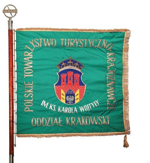 (704) Sztandar Oddziału Krakowskiego Polskiego
Towarzystwa Turystyczno-Krajoznawczego
im. ks. Karola Wojtyły (udostępnione
przez OK PTTK)