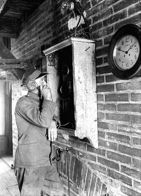 (231) Wnętrze wieży wyższej kościoła Mariackiego ze stanowiskiem
telefonicznym i zegarem – zdjęcie z 1932 r.
(NAC, sygn. 1-U-2876-1)